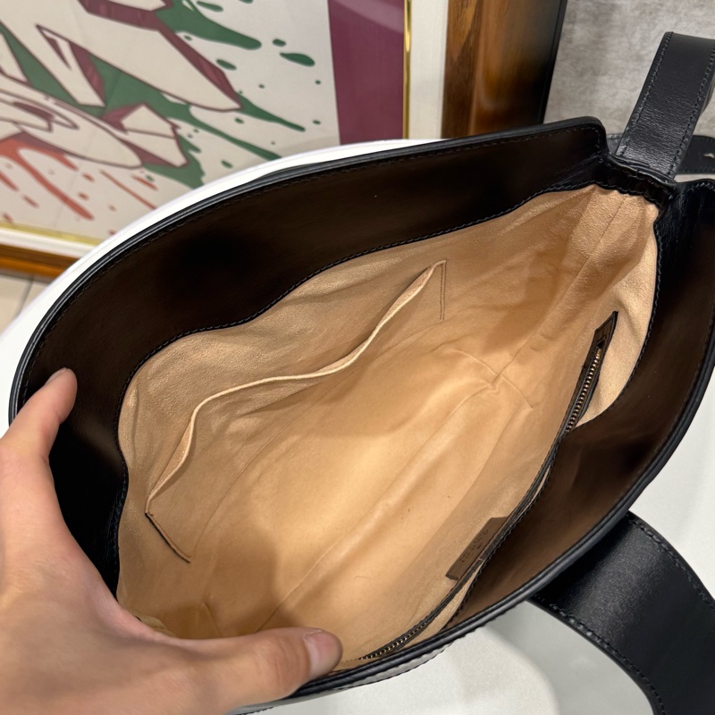 Gucci 黑金牛皮雙G Logo 馬鞍斜背包-10