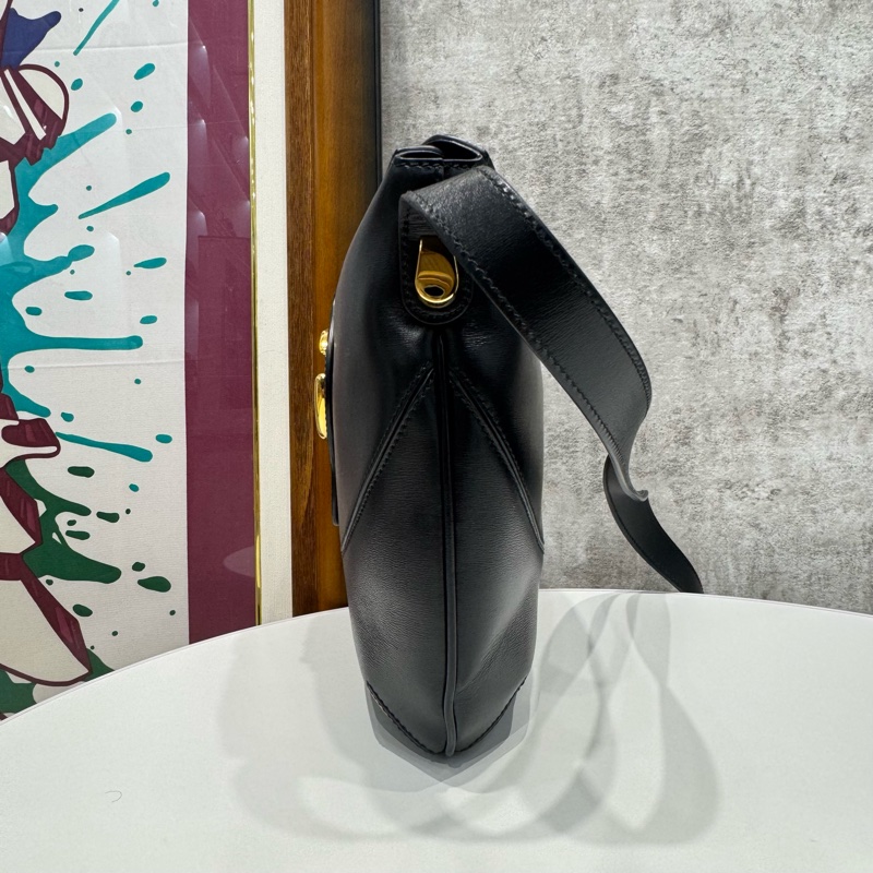 Gucci 黑金牛皮雙G Logo 馬鞍斜背包-13