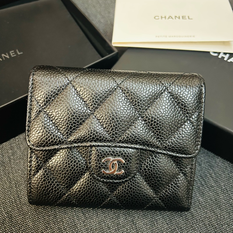 🖤香奈兒🖤 CHANEL 全新 銀色 CC Logo 菱格紋荔枝 牛皮三折短夾（黑色）-0