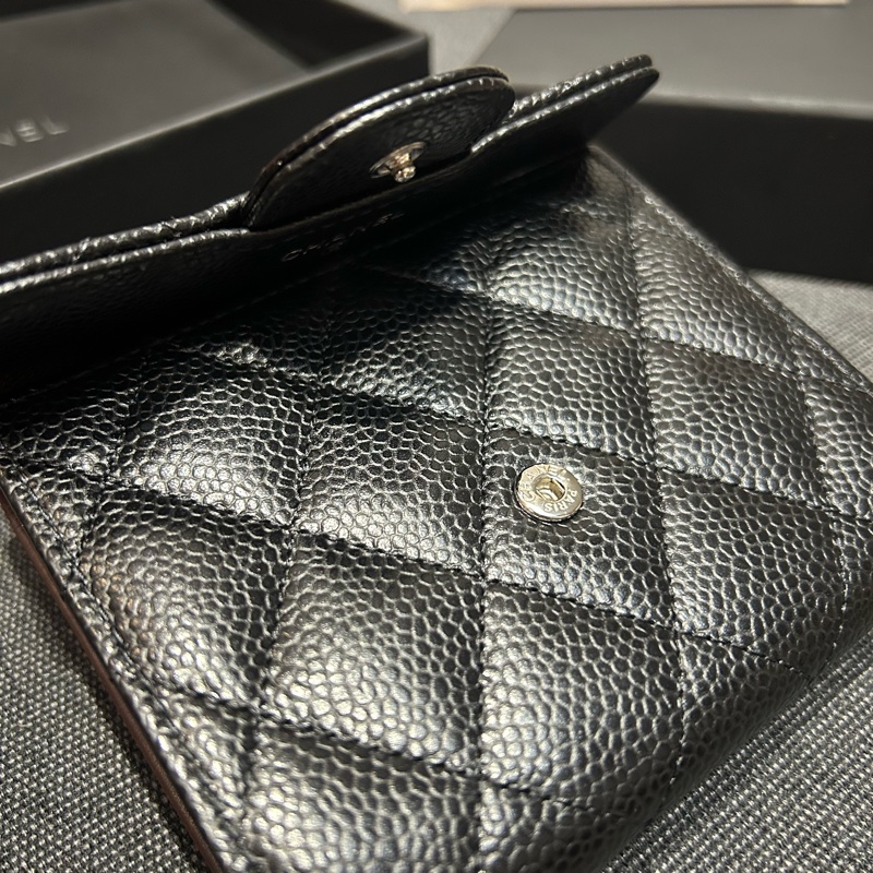 🖤香奈兒🖤 CHANEL 全新 銀色 CC Logo 菱格紋荔枝 牛皮三折短夾（黑色）-1