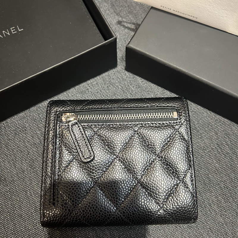 🖤香奈兒🖤 CHANEL 全新 銀色 CC Logo 菱格紋荔枝 牛皮三折短夾（黑色）-4