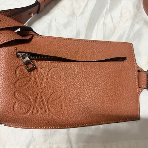 Loewe 胸包
