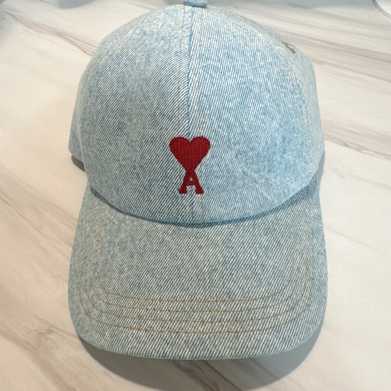 AMI PARIS 紅色刺繡愛心淺牛仔色棒球帽-1