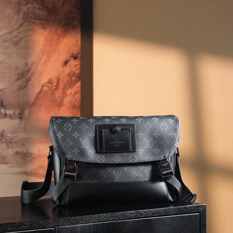 「JL精品代購」98新 LV Voyager黑花郵差包 ic 芯片款-0