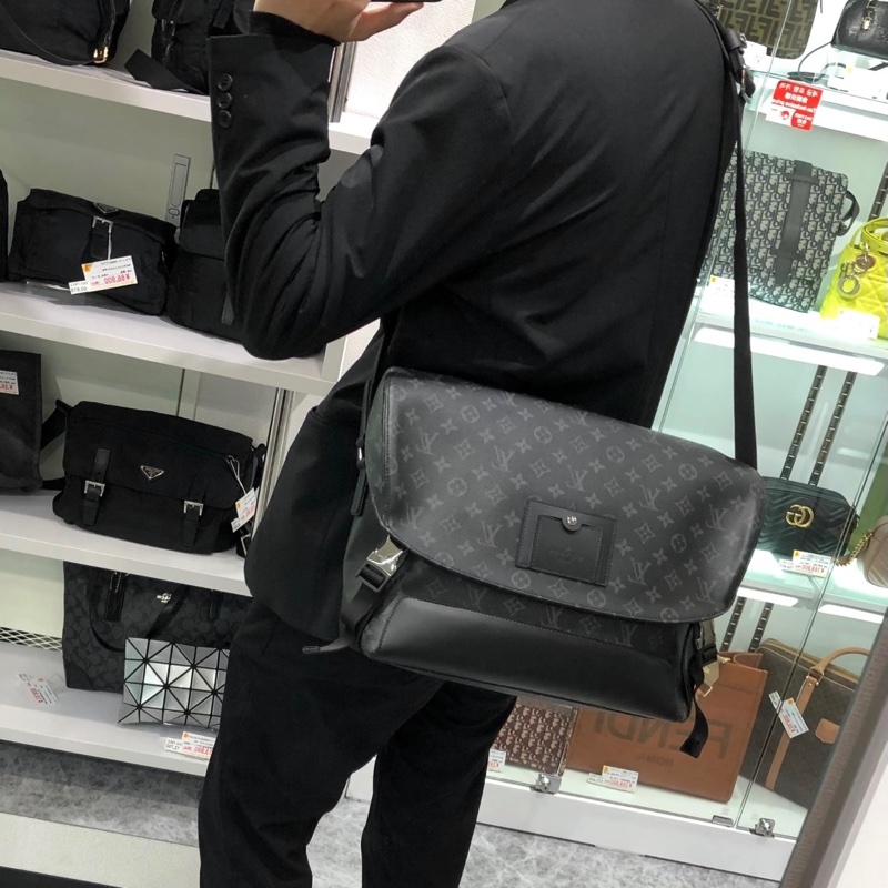 「JL精品代購」98新 LV Voyager黑花郵差包 ic 芯片款-1
