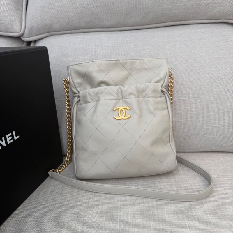 CHANEL 香奈兒 金色CC Logo 福袋 雙金珠抽繩水桶包 鼠尾草灰-0
