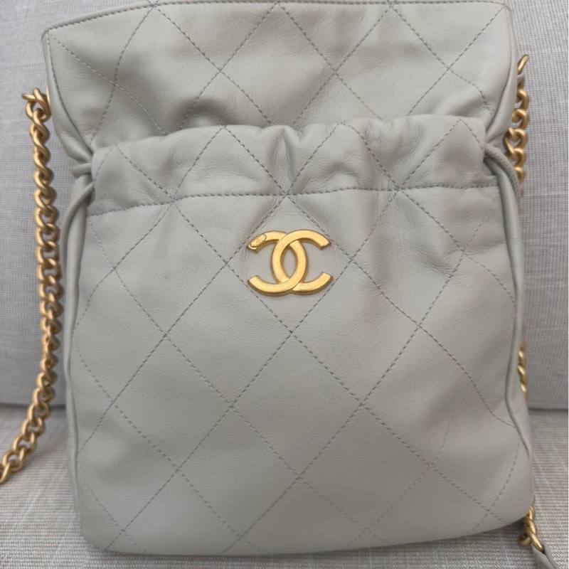CHANEL 香奈兒 金色CC Logo 福袋 雙金珠抽繩水桶包 鼠尾草灰-5