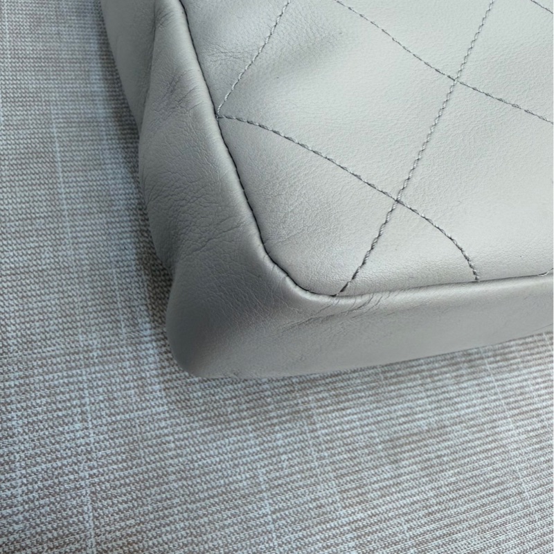 CHANEL 香奈兒 金色CC Logo 福袋 雙金珠抽繩水桶包 鼠尾草灰-10