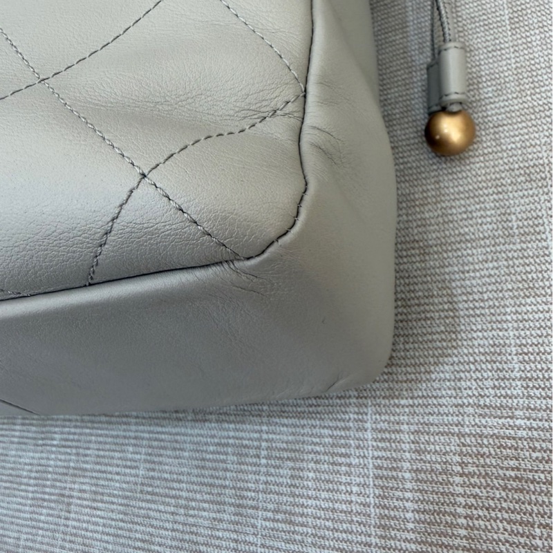 CHANEL 香奈兒 金色CC Logo 福袋 雙金珠抽繩水桶包 鼠尾草灰-11