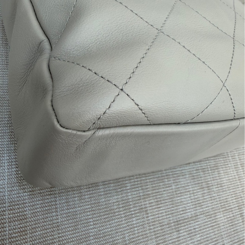 CHANEL 香奈兒 金色CC Logo 福袋 雙金珠抽繩水桶包 鼠尾草灰-12