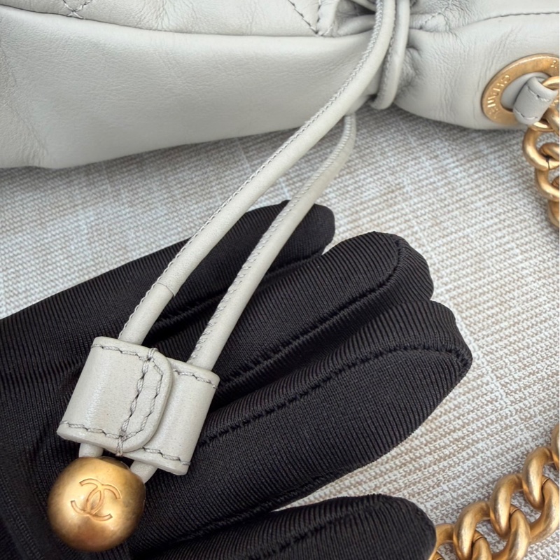 CHANEL 香奈兒 金色CC Logo 福袋 雙金珠抽繩水桶包 鼠尾草灰-19