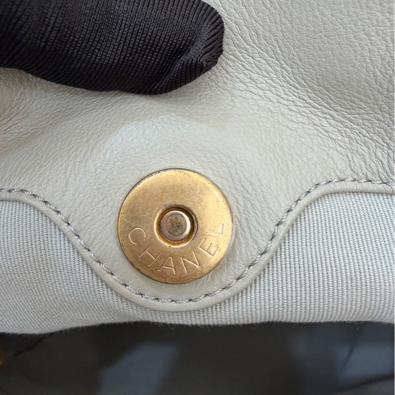 CHANEL 香奈兒 金色CC Logo 福袋 雙金珠抽繩水桶包 鼠尾草灰-23