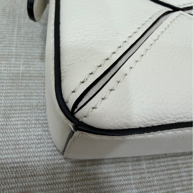 Loewe Puzzlen超迷你nano皮革斜背包 奶白色-12