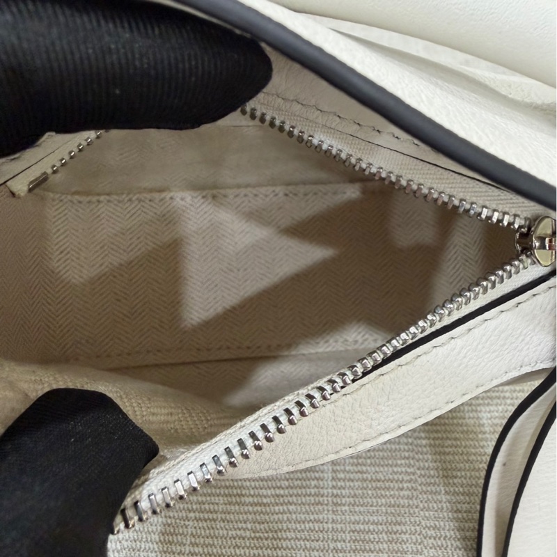 Loewe Puzzlen超迷你nano皮革斜背包 奶白色-18
