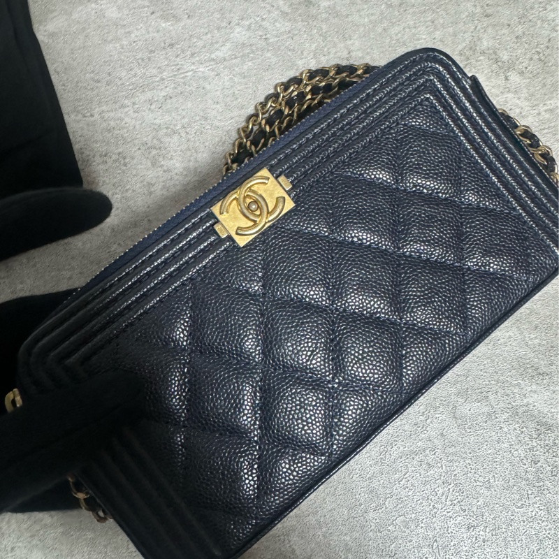 正品 Chanel boy荔枝牛皮海軍藍手機包/woc-8