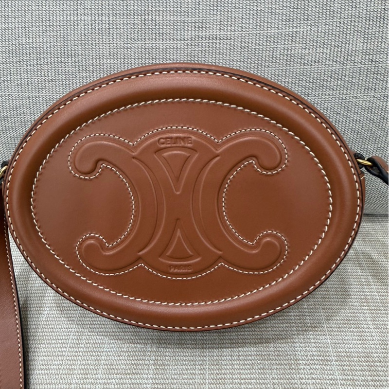 Celine圓餅包金棕色-6