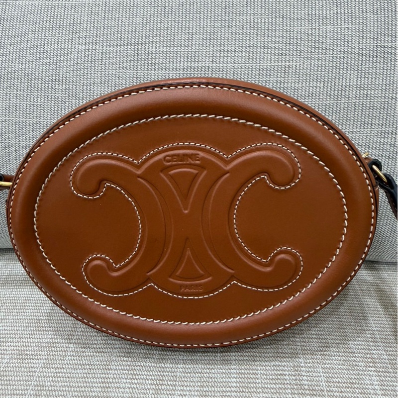 Celine圓餅包金棕色-7