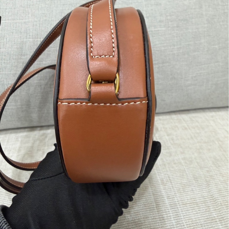 Celine圓餅包金棕色-9