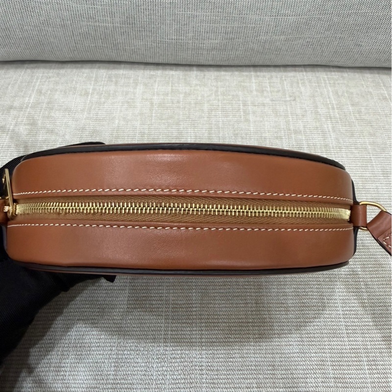 Celine圓餅包金棕色-11