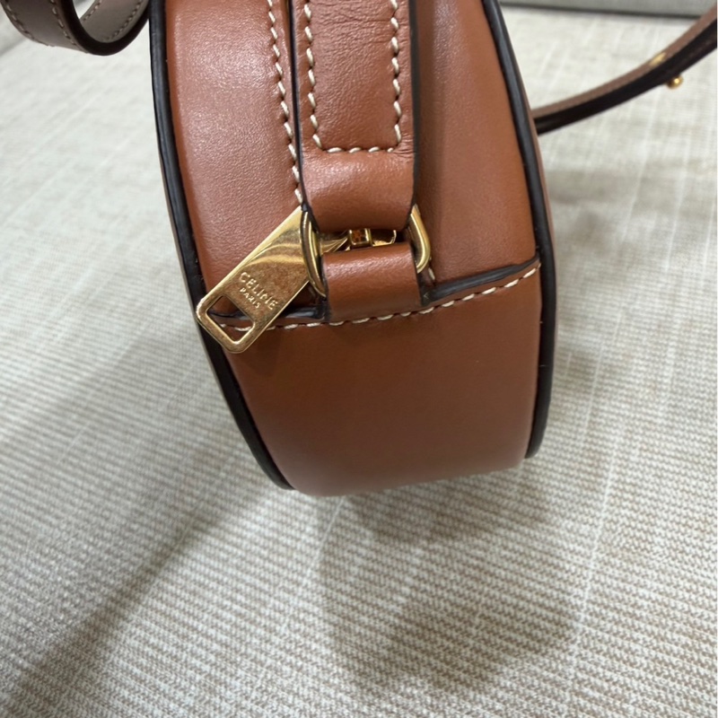 Celine圓餅包金棕色-13
