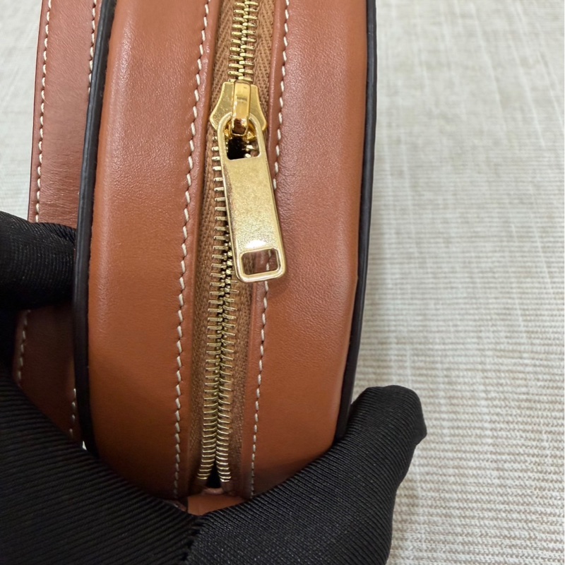 Celine圓餅包金棕色-14