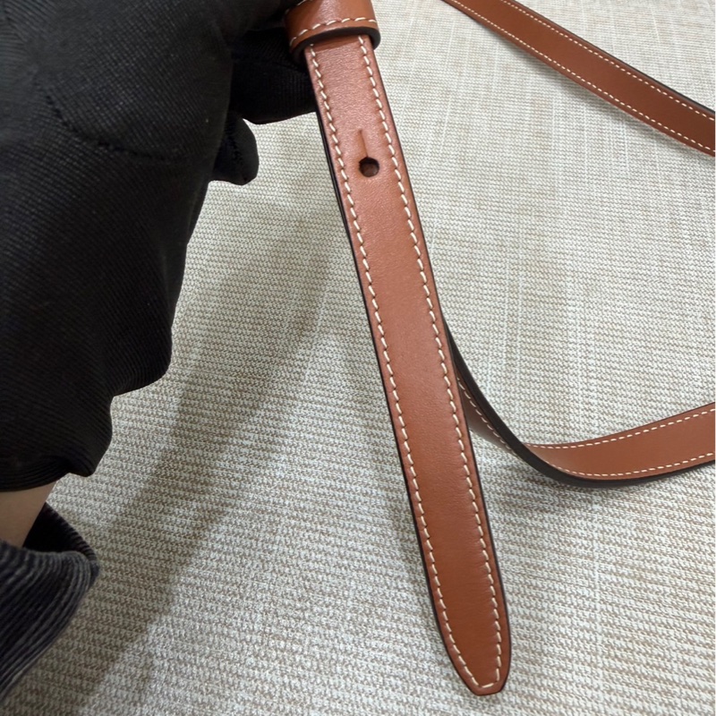 Celine圓餅包金棕色-16