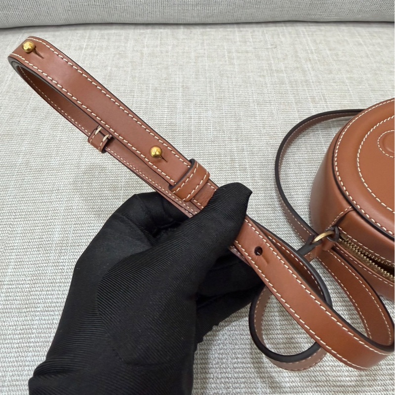 Celine圓餅包金棕色-18