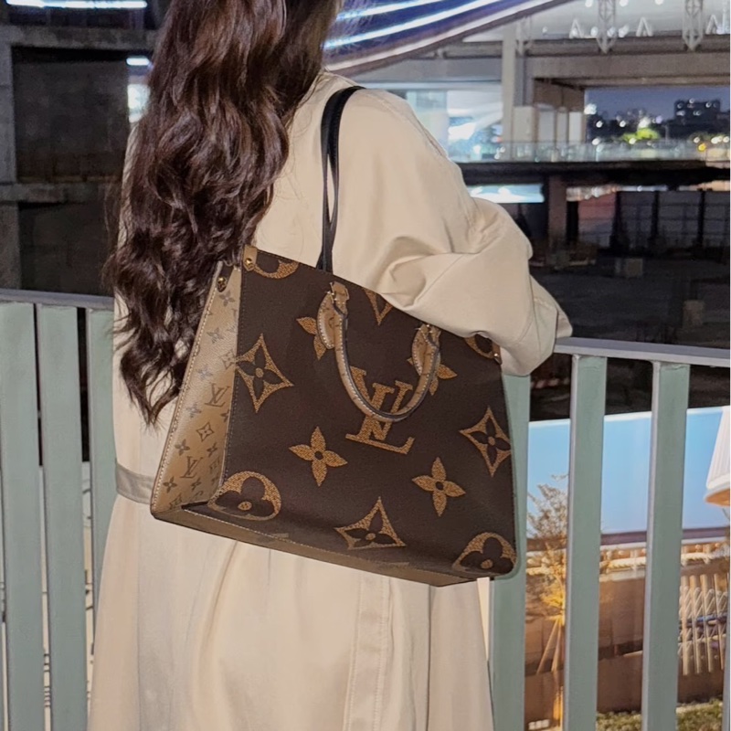 LV M45321經典 ONTHEGO MM Monogram Reverse 帆布手提包 肩背包 購物包-3