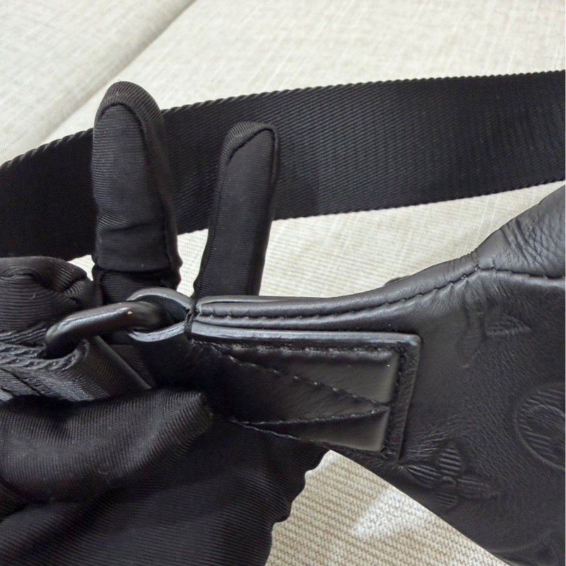 LV M47058 Rush 全牛皮壓紋腰包-21