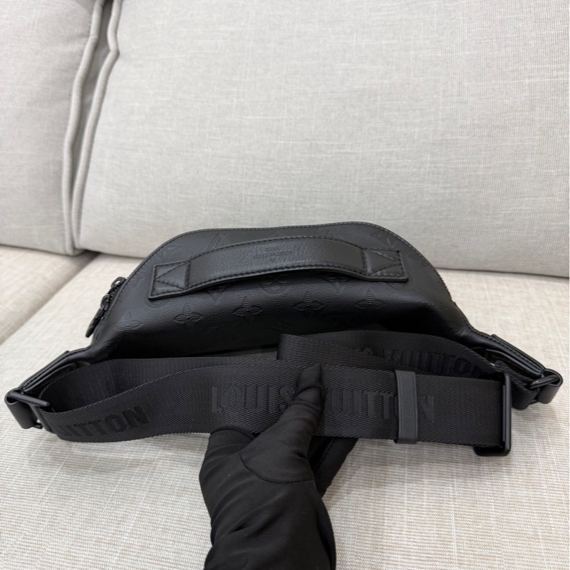 LV M47058 Rush 全牛皮壓紋腰包-30