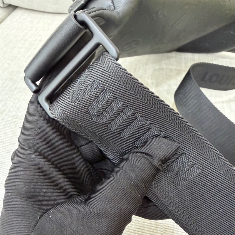 LV M47058 Rush 全牛皮壓紋腰包-33