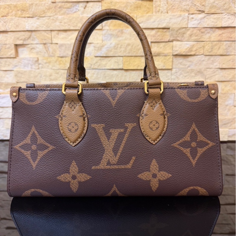 LV M46653 OnTheGo East West系列Reverse皮革飾邊帆布手提包 斜背包-6