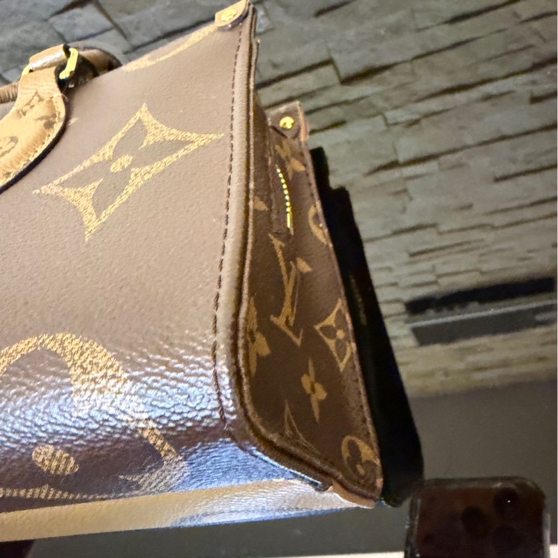 LV M46653 OnTheGo East West系列Reverse皮革飾邊帆布手提包 斜背包-10