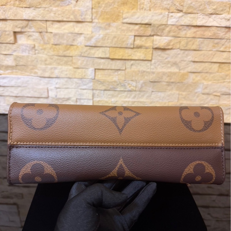 LV M46653 OnTheGo East West系列Reverse皮革飾邊帆布手提包 斜背包-14