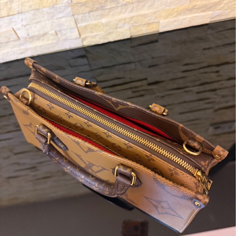 LV M46653 OnTheGo East West系列Reverse皮革飾邊帆布手提包 斜背包-15