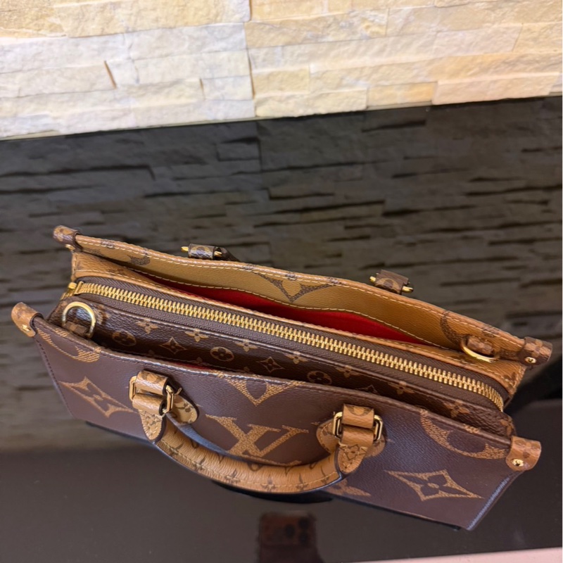 LV M46653 OnTheGo East West系列Reverse皮革飾邊帆布手提包 斜背包-16