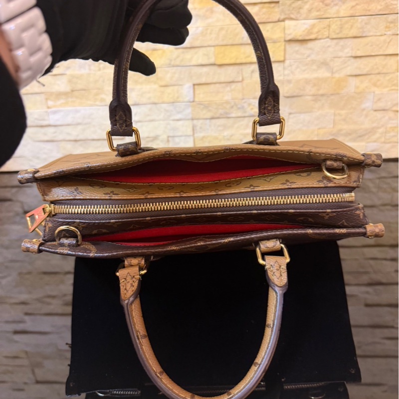 LV M46653 OnTheGo East West系列Reverse皮革飾邊帆布手提包 斜背包-17