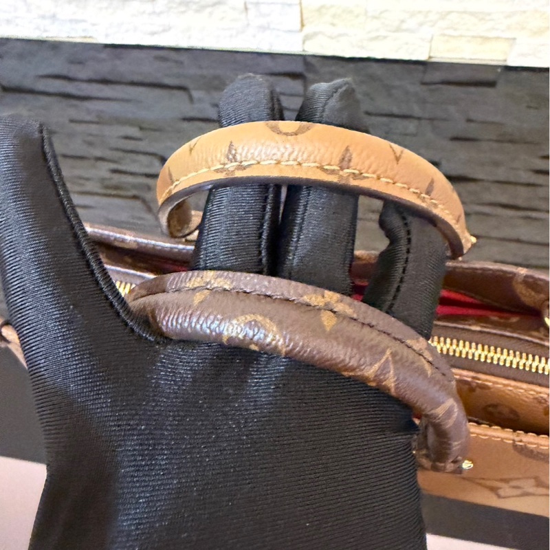 LV M46653 OnTheGo East West系列Reverse皮革飾邊帆布手提包 斜背包-18