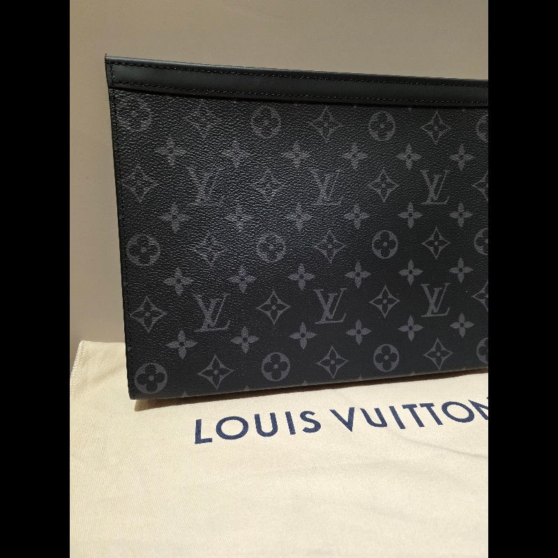 (98.9新) 離櫃收藏品 LV M61692 黑色老花帆布牛皮男士一字銀扣拉鍊手拿包 收納包-1