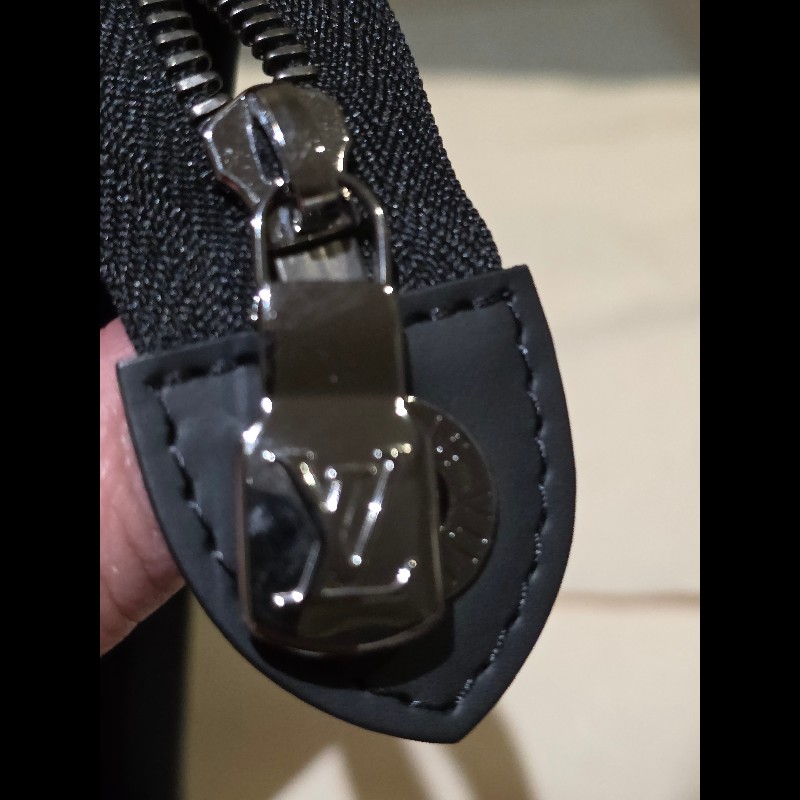 (98.9新) 離櫃收藏品 LV M61692 黑色老花帆布牛皮男士一字銀扣拉鍊手拿包 收納包-5