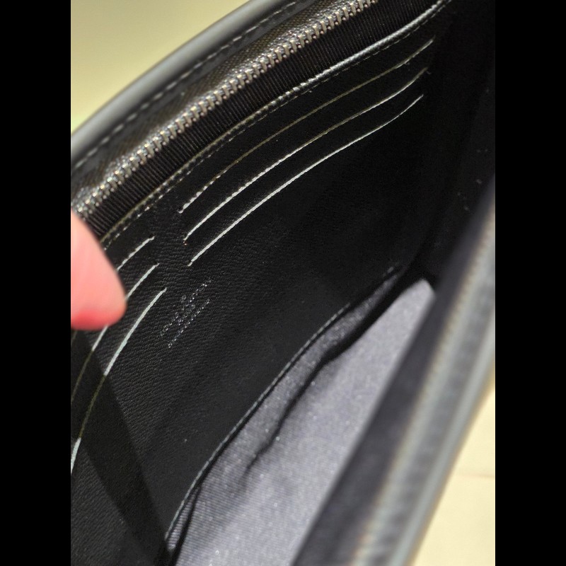 (98.9新) 離櫃收藏品 LV M61692 黑色老花帆布牛皮男士一字銀扣拉鍊手拿包 收納包-6