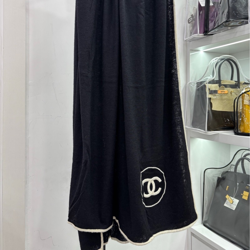 Chanel羊絨圍巾披肩黑白經典款 jennie同款羊絨加絲圍巾，可當披肩用，羊絨加絲，超級親膚95x195cm-1