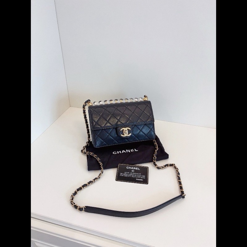 Chanel chain flap bag-0