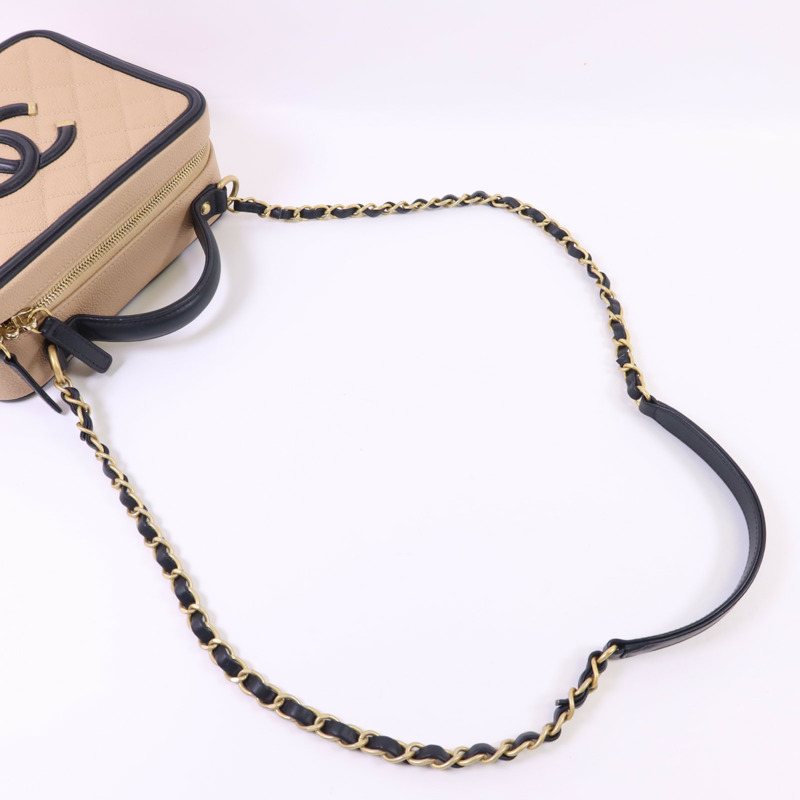 CHANEL 牛皮皮革Filigree Vanity Case Medium金扣鏈帶手挽肩背兩用袋-4