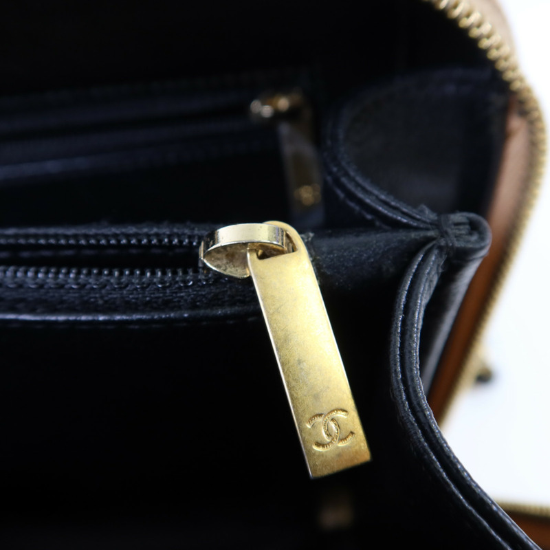 CHANEL 牛皮皮革Filigree Vanity Case Medium金扣鏈帶手挽肩背兩用袋-9