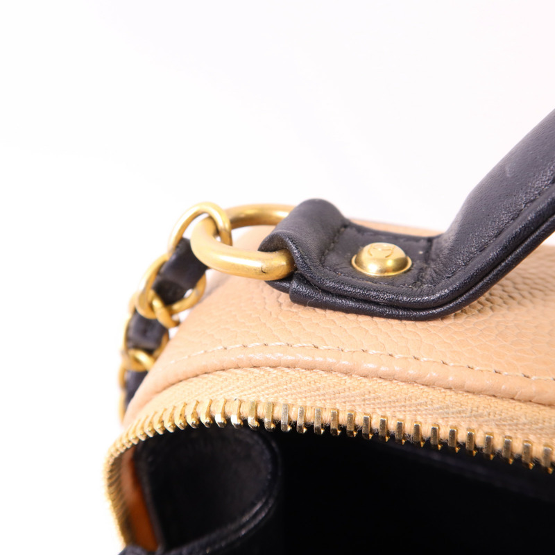 CHANEL 牛皮皮革Filigree Vanity Case Medium金扣鏈帶手挽肩背兩用袋-10