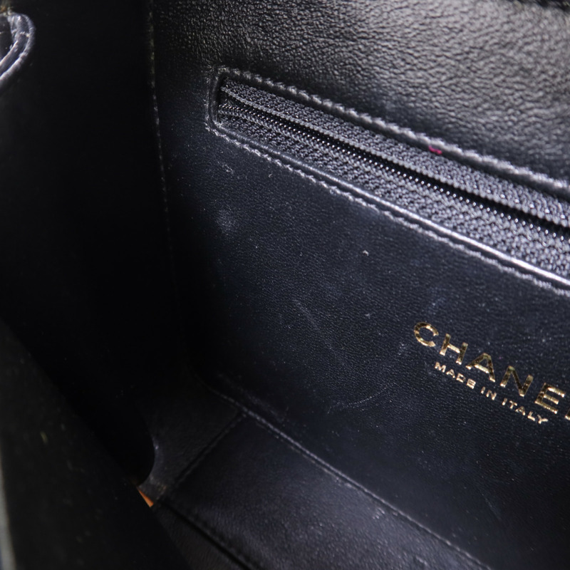 CHANEL 牛皮皮革Filigree Vanity Case Medium金扣鏈帶手挽肩背兩用袋-17