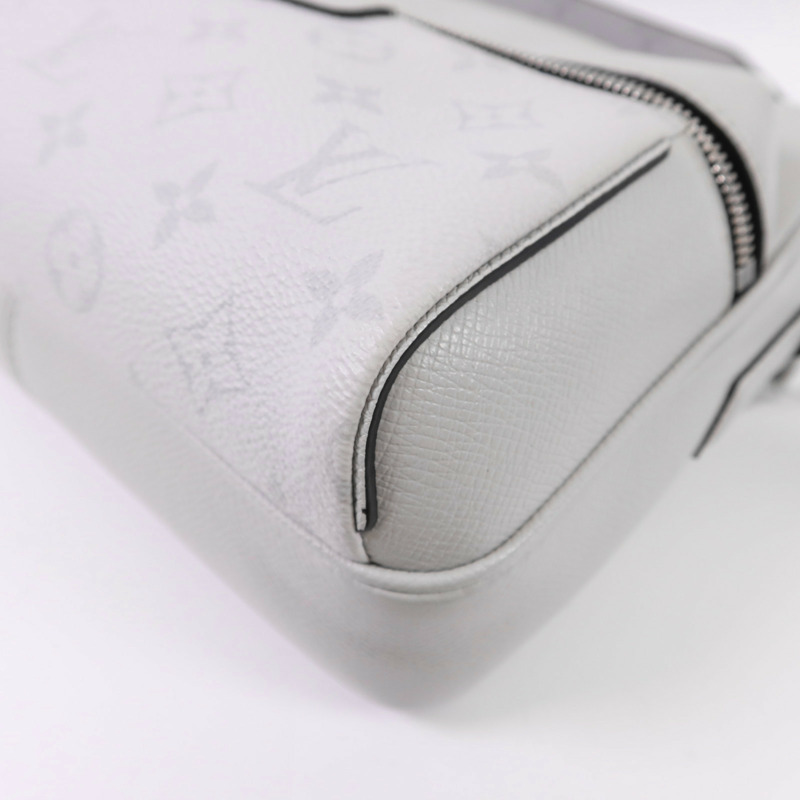 LOUIS VUITTON Taigarama Outdoor PM銀扣肩背袋-9