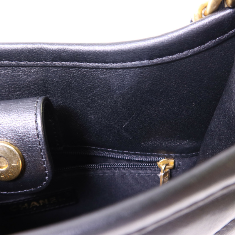 CHANEL 牛皮皮革24S Hobo金扣鏈帶肩背袋-17