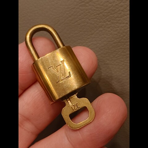 日本帶回中古vintage 絕版LV鑰匙扣，編號321